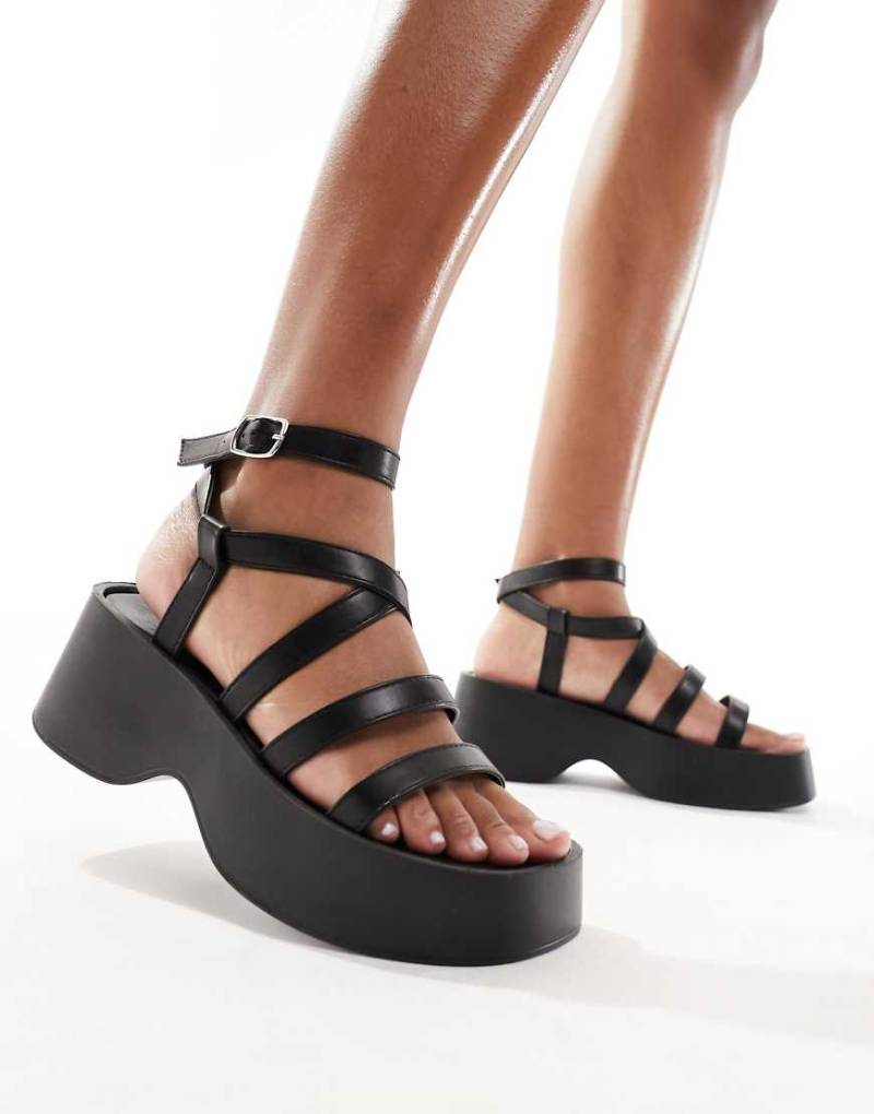 Glamorous - Riemchensandalen in Schwarz mit Plateausohle von Glamorous