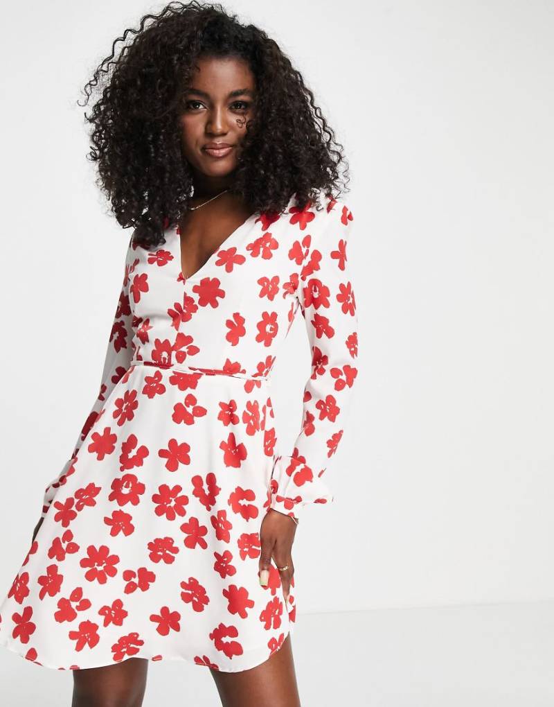 Glamorous - Rot geblümtes Mini-Wickelkleid mit V-Ausschnitt-Weiß von Glamorous