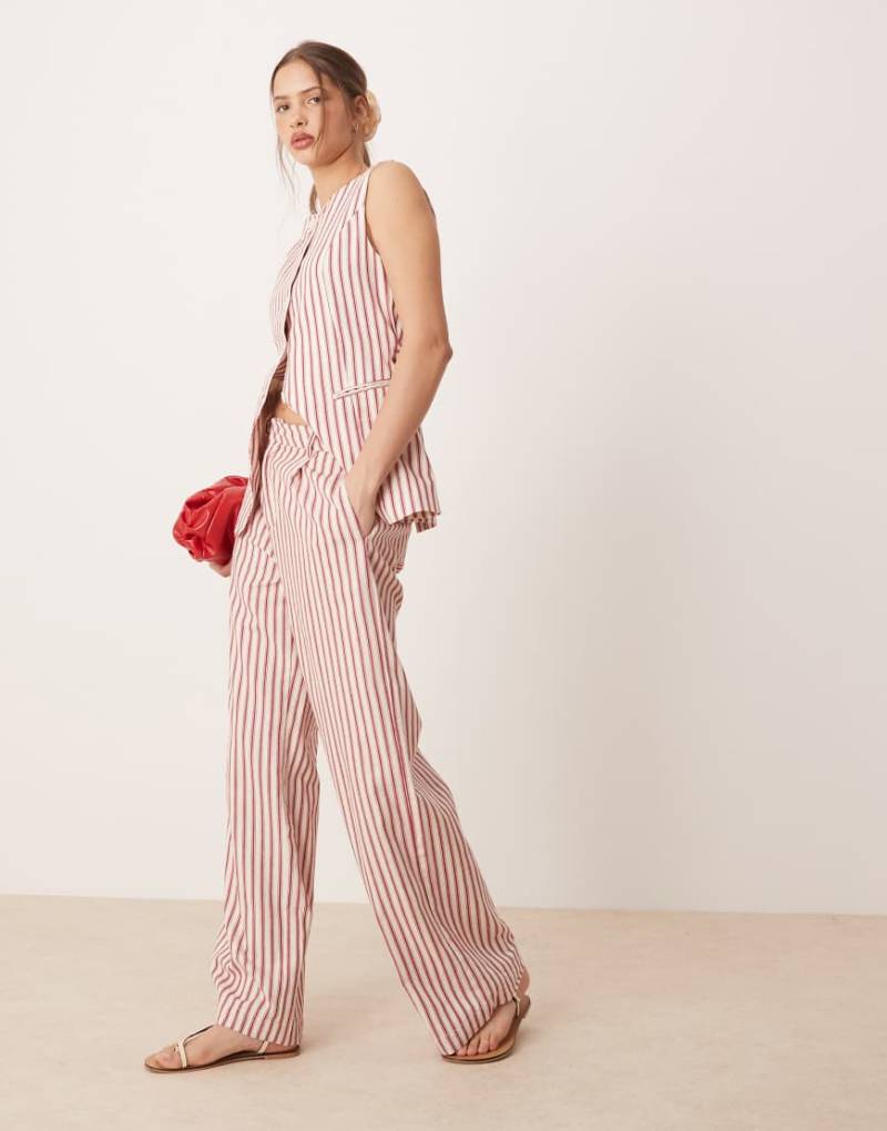 Glamorous - Rot gestreifte Baumwoll-Hose mit niedrigem Bund und geradem Bein, Kombiteil-Bunt Glamorous - Rot gestreifte Baumwoll-Hose mit niedrigem Bund und geradem Bein, Kombiteil-Bunt von Glamorous