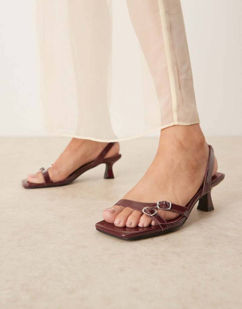 Glamorous - Sandalen in Burgunderrot mit Absatz, Schnallendetail und Lackoptik von Glamorous