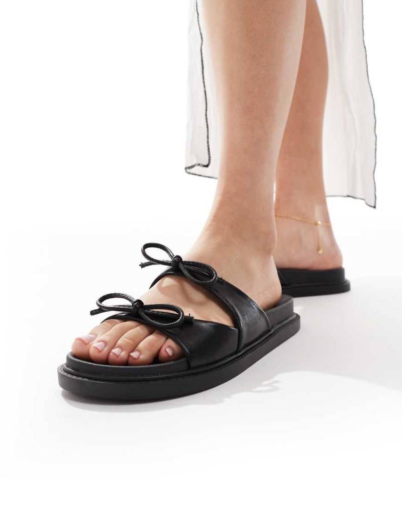 Glamorous - Sandalen in Schwarz mit Fußbett und zwei Zierschleifen von Glamorous