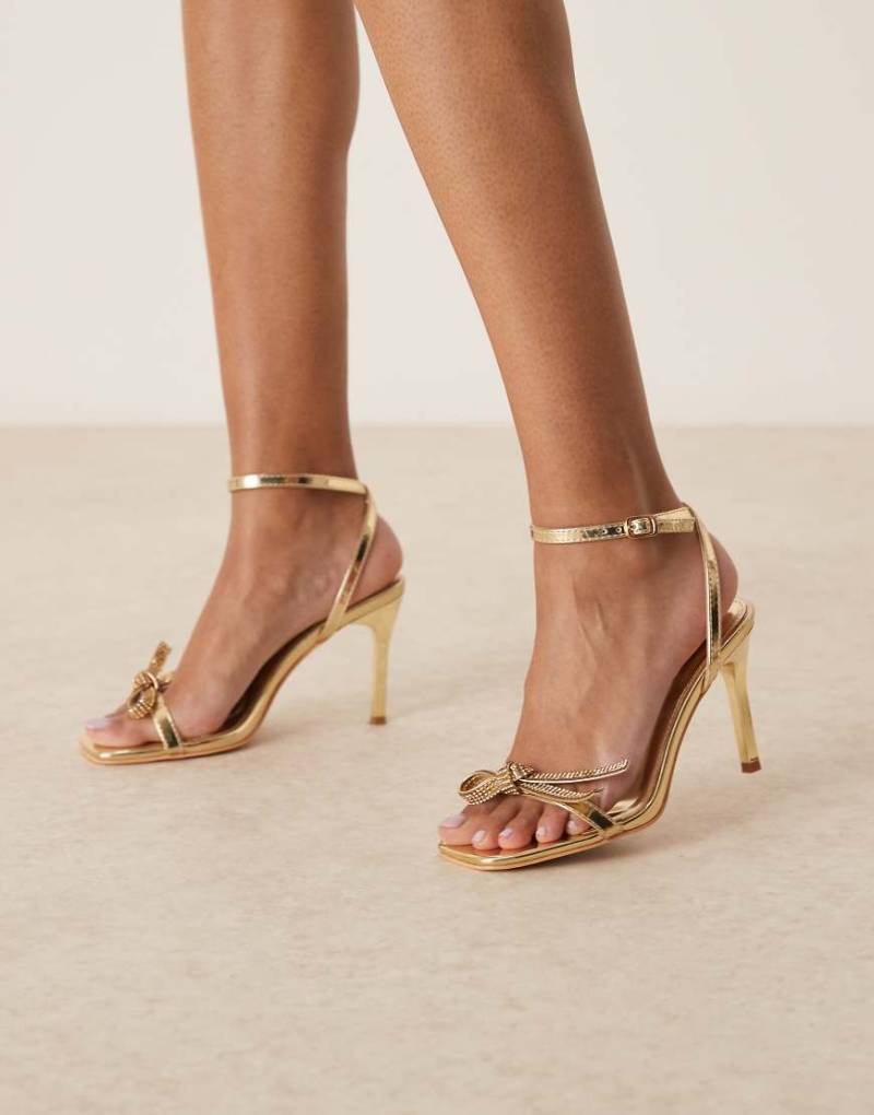 Glamorous - Sandaletten in Gold mit Stilettoabsatz und verzierter Schleife-Goldfarben von Glamorous