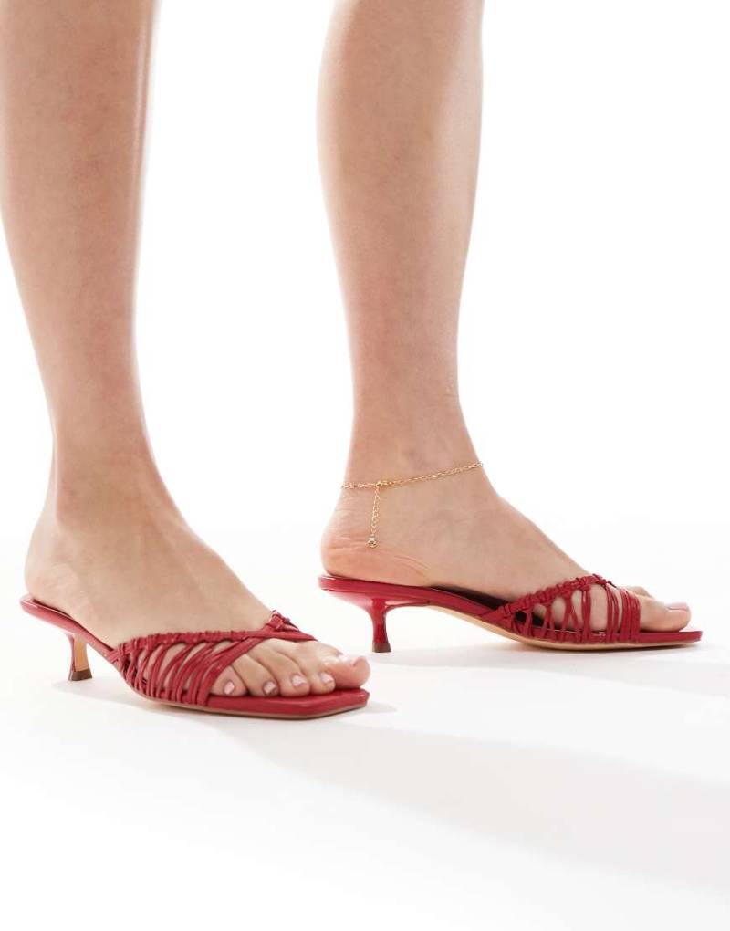 Glamorous - Sandaletten in Rot mit Webmuster und Kitten-Absatz von Glamorous