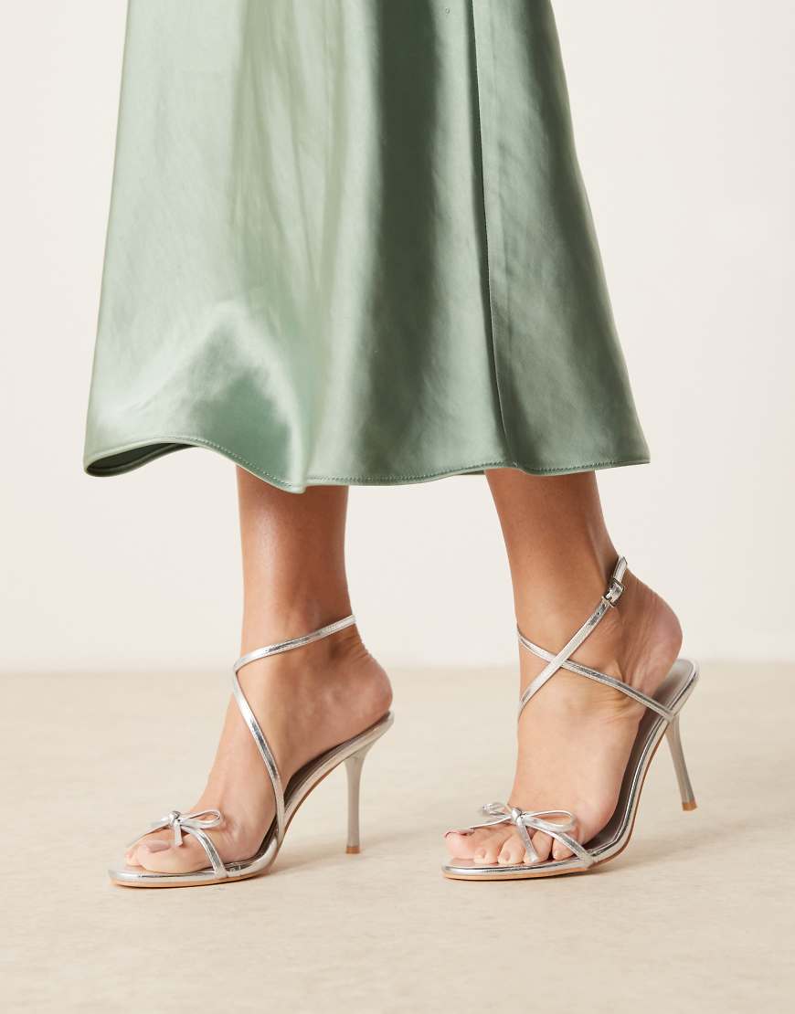 Glamorous - Sandaletten in Silber mit Knitterstruktur und Zierschleife von Glamorous