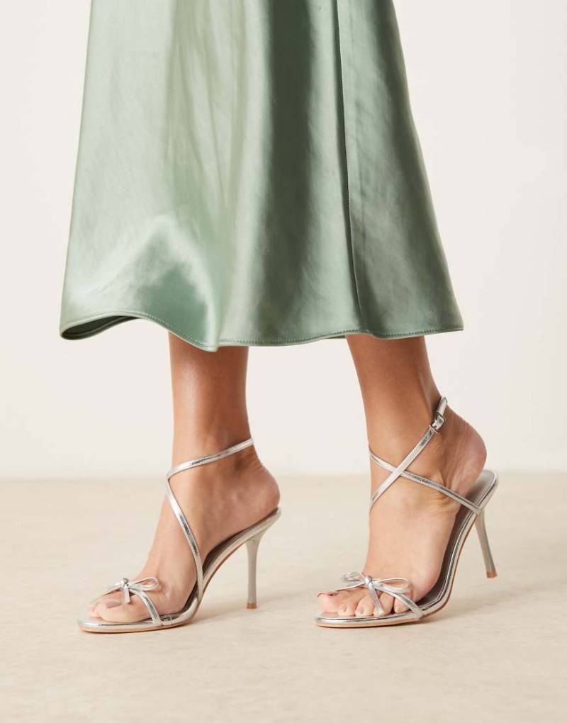 Glamorous - Sandaletten in Silber mit Knitterstruktur und Zierschleife von Glamorous