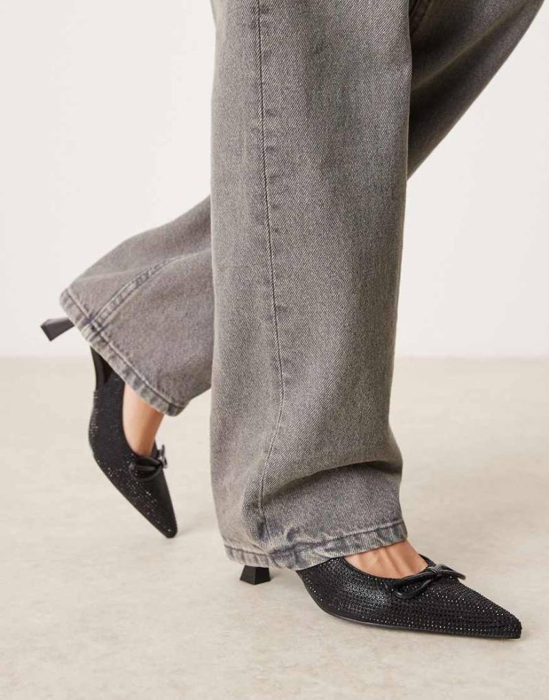 Glamorous - Schuhe in verziertem Schwarz mit Schleife, Fersenriemen und Kitten-Absatz von Glamorous