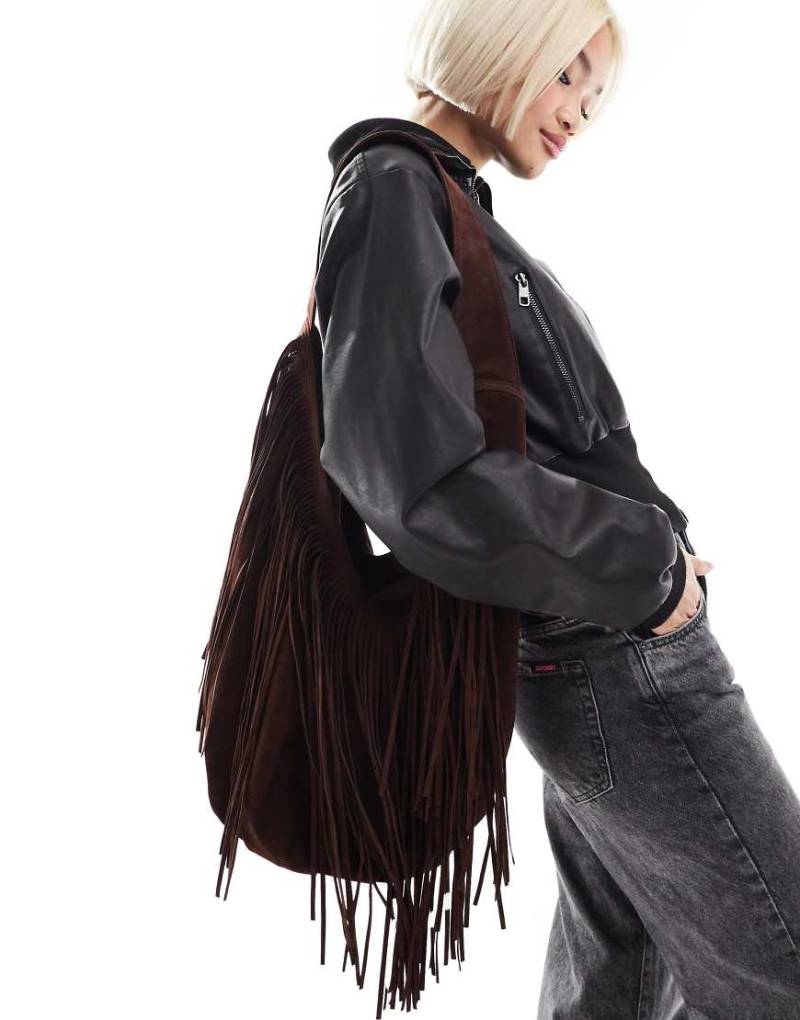 Glamorous - Schultertasche aus Wildlederimitat in Dunkelbraun mit Fransen von Glamorous