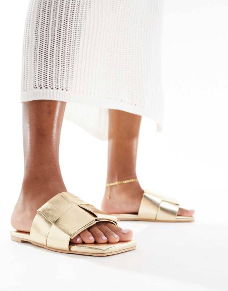 Glamorous - Slider in Gold mit gewebtem Design-Goldfarben von Glamorous