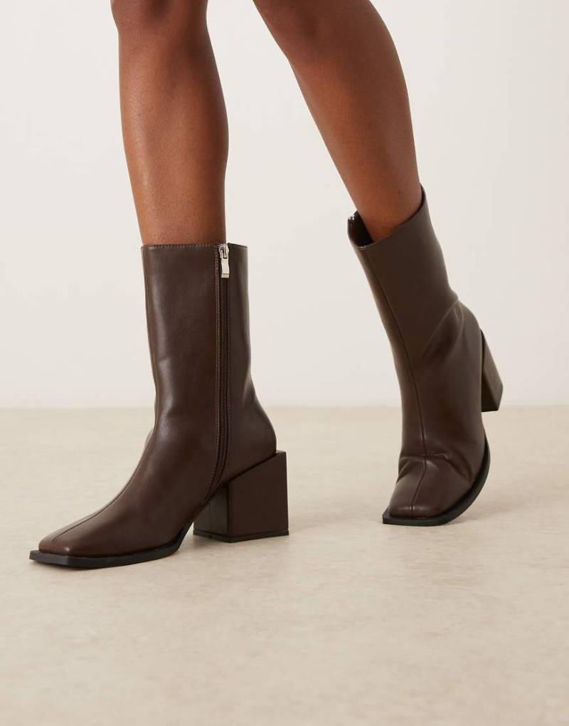 Glamorous - Stiefel in Braun mit Blockabsatz, eckiger Zehenpartie und Mikrostruktur-Brown von Glamorous