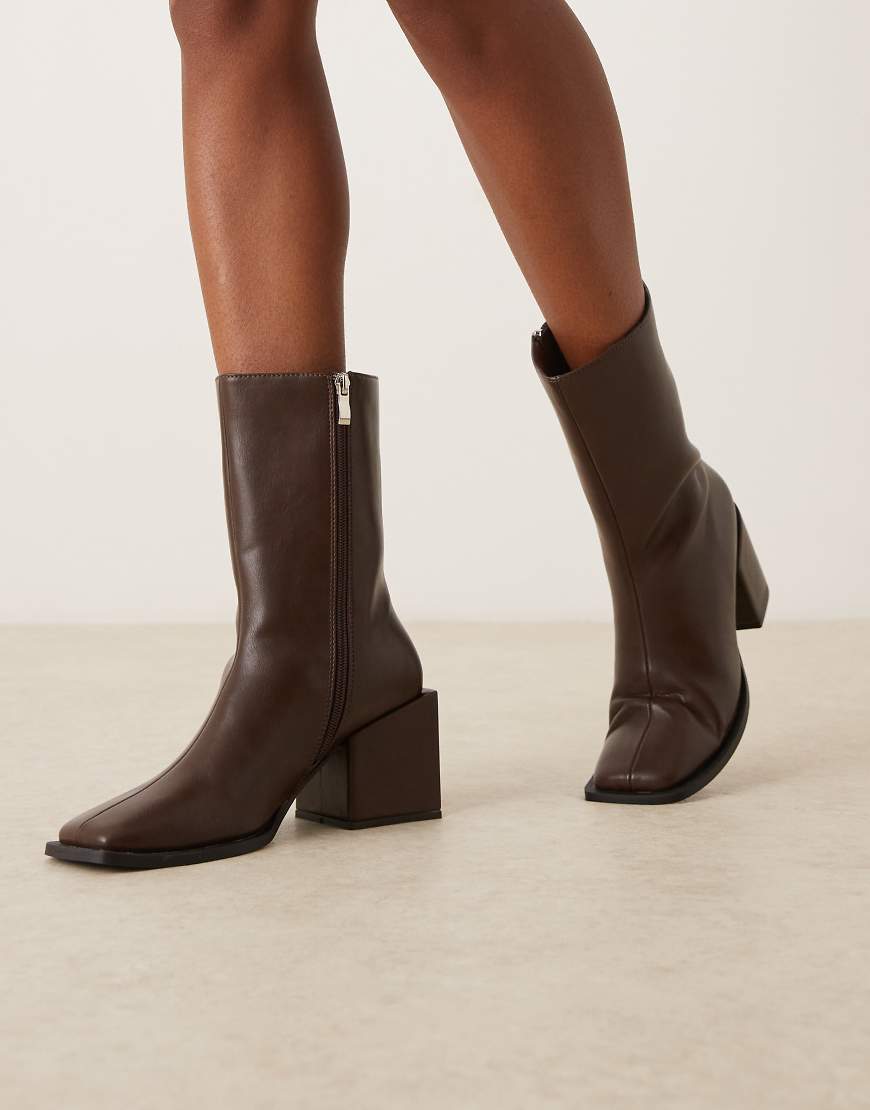 Glamorous - Stiefel in Braun mit Blockabsatz, eckiger Zehenpartie und Mikrostruktur-Brown Glamorous - Stiefel in Braun mit Blockabsatz, eckiger Zehenpartie und Mikrostruktur-Brown von Glamorous