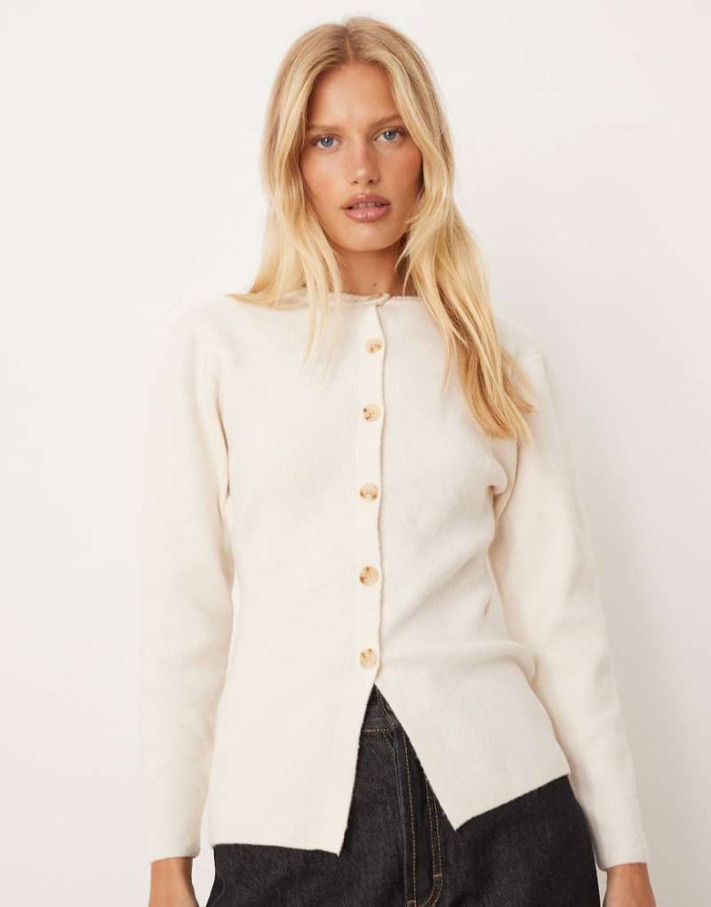 Glamorous - Strickjacke in Cremeweiß mit Knopfleiste und Raffung in der Taille von Glamorous
