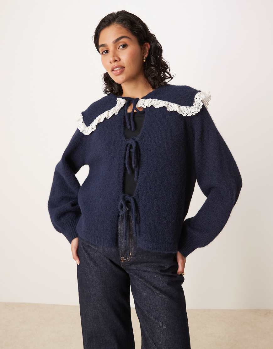 Glamorous - Strickjacke in Marineblau mit großem Kragen und gebundener Vorderseite von Glamorous