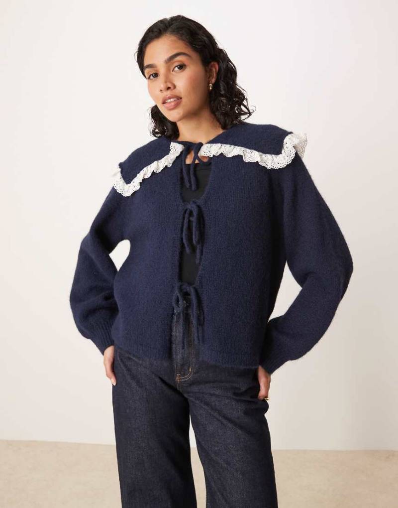 Glamorous - Strickjacke in Marineblau mit großem Kragen und gebundener Vorderseite von Glamorous