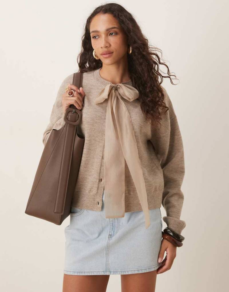 Glamorous - Strickpullover in Kaffee-Haferbeige mit Schleife am Ausschnitt-Brown von Glamorous