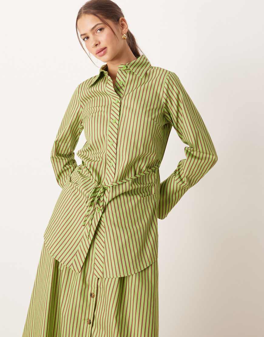 Glamorous - Taillierte Bluse in Grün und Rot gestreift-Bunt von Glamorous