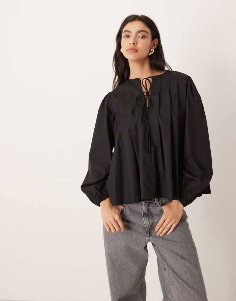 Glamorous - Vorne gebundene, langärmlige Bluse in Schwarz von Glamorous