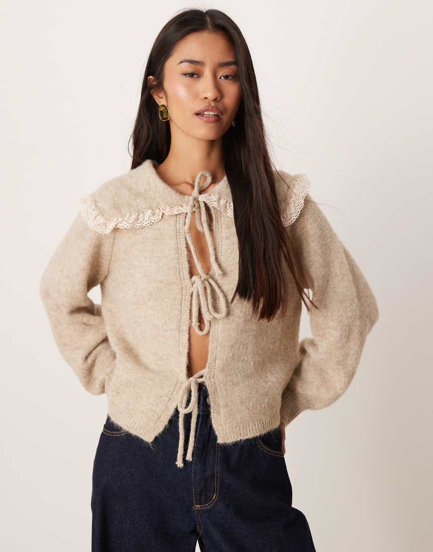 Glamorous - Vorne gebundene Strickjacke in Hellbeige mit Rüschenkragen-Brown von Glamorous