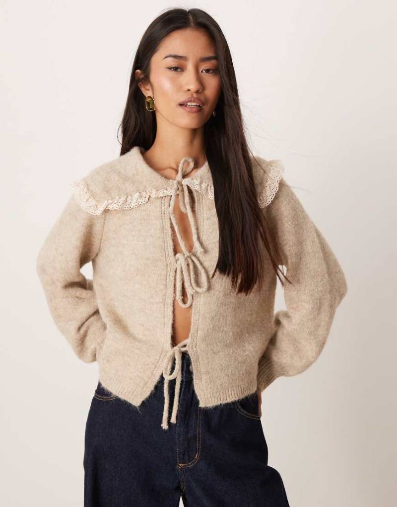 Glamorous - Vorne gebundene Strickjacke in Hellbeige mit Rüschenkragen-Brown von Glamorous