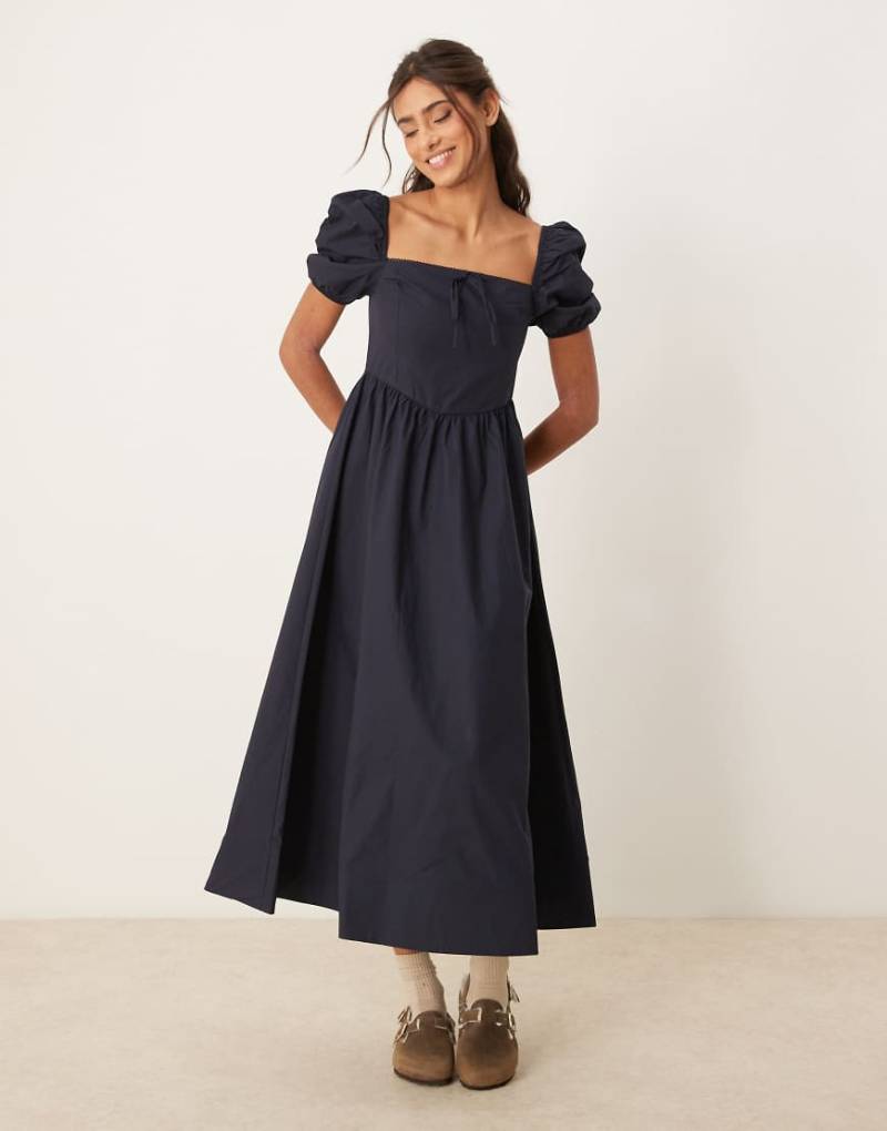 Glamorous - Wadenlanges Kleid in Marineblau mit Puffärmeln und eckigem Ausschnitt von Glamorous