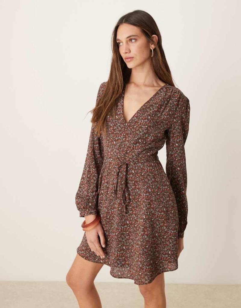 Glamorous - Wickel-Minikleid in Braun im Stil der 70er mit Blümchenmuster von Glamorous