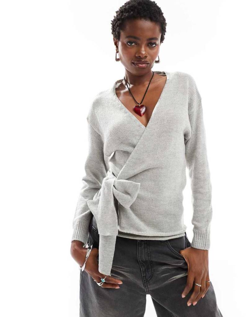Glamorous - Wickel-Strickpullover in Kalkgrau-Schwarz von Glamorous