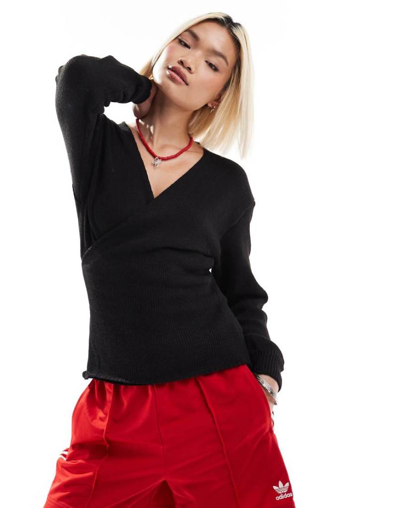 Glamorous - Wickel-Strickpullover in Schwarz-Grau von Glamorous
