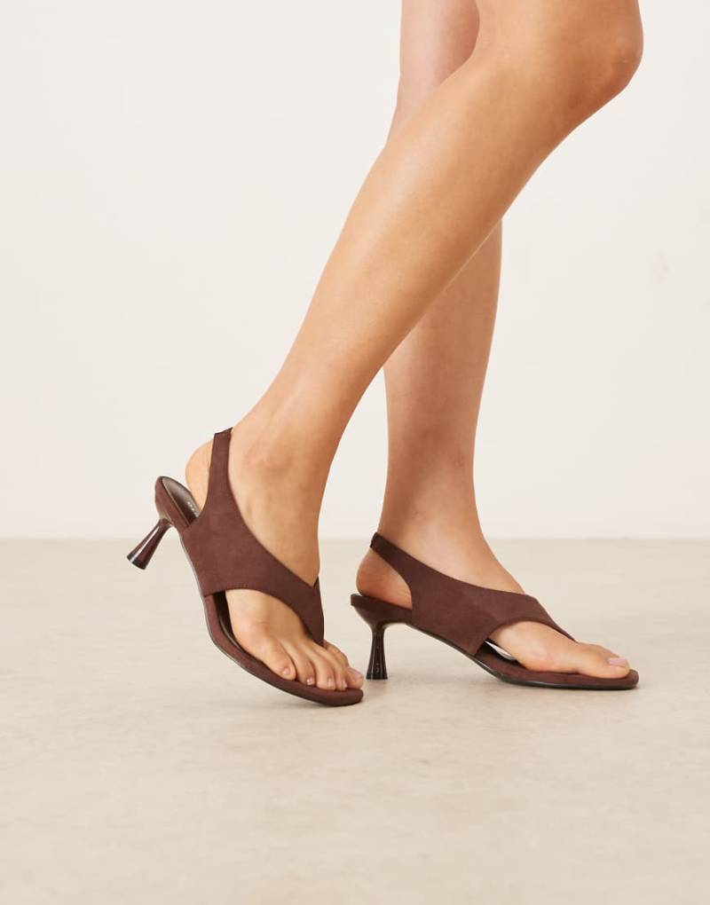 Glamorous - Zehensteg-Sandalen in Braun aus Wildlederimitat mit Kitten-Absatz-Brown von Glamorous