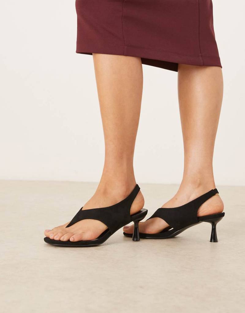 Glamorous - Zehenstegsandalen aus schwarzem Wildlederimitat mit Kitten-Absatz von Glamorous