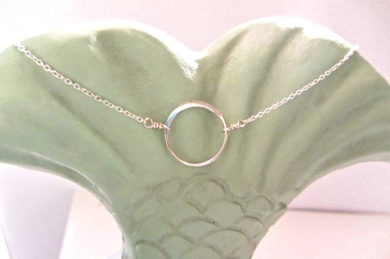 Karma Floating Circle Silber Oder Gold Halskette von GlamorousHippie