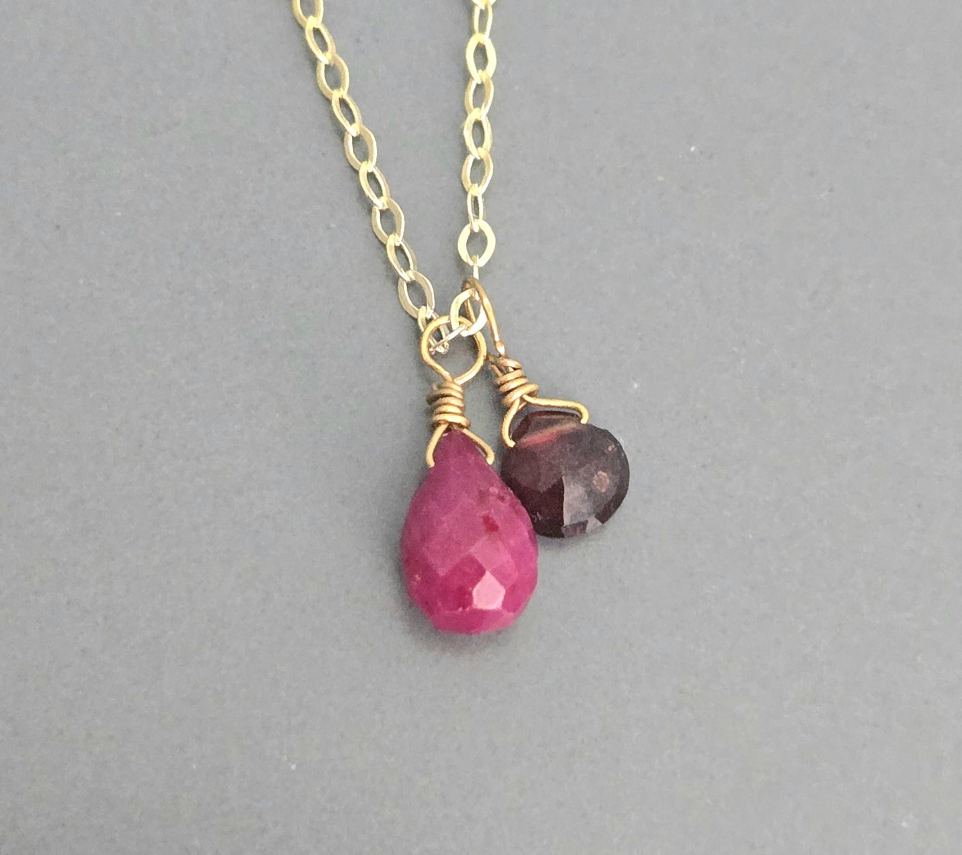 Echte Rubin Und Granat Teardrop Halsketten-Anhänger in Gold Filled Oder Silber, Facettierte Träne Goldkette, Januar Juli Geburtssteine Echte Rubin Und Granat Teardrop Halsketten-Anhänger in Gold Filled Oder Silber, Facettierte Träne Goldkette, Januar Juli Geburtssteine von GlamorousJewelry1
