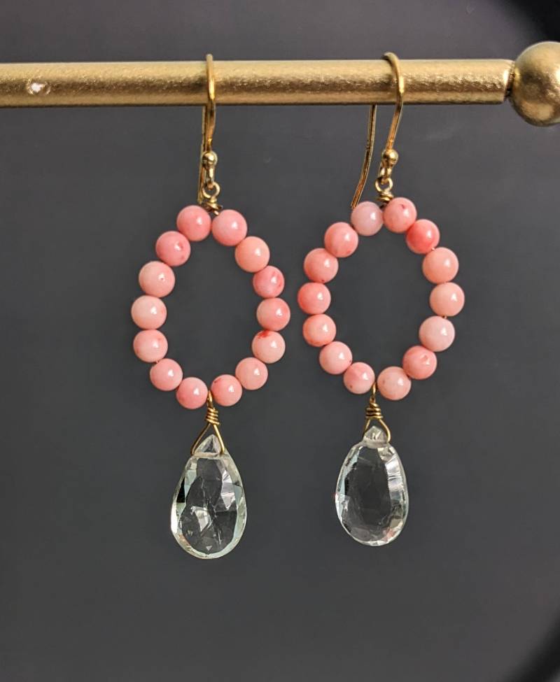 Engel Haut Koralle Und Grün Amethyst Teardrop 24 K Gold Filled Draht Ohrringe, Kronleuchter Juni Geburtsstein, Geschenk Für Frau von GlamorousJewelry1