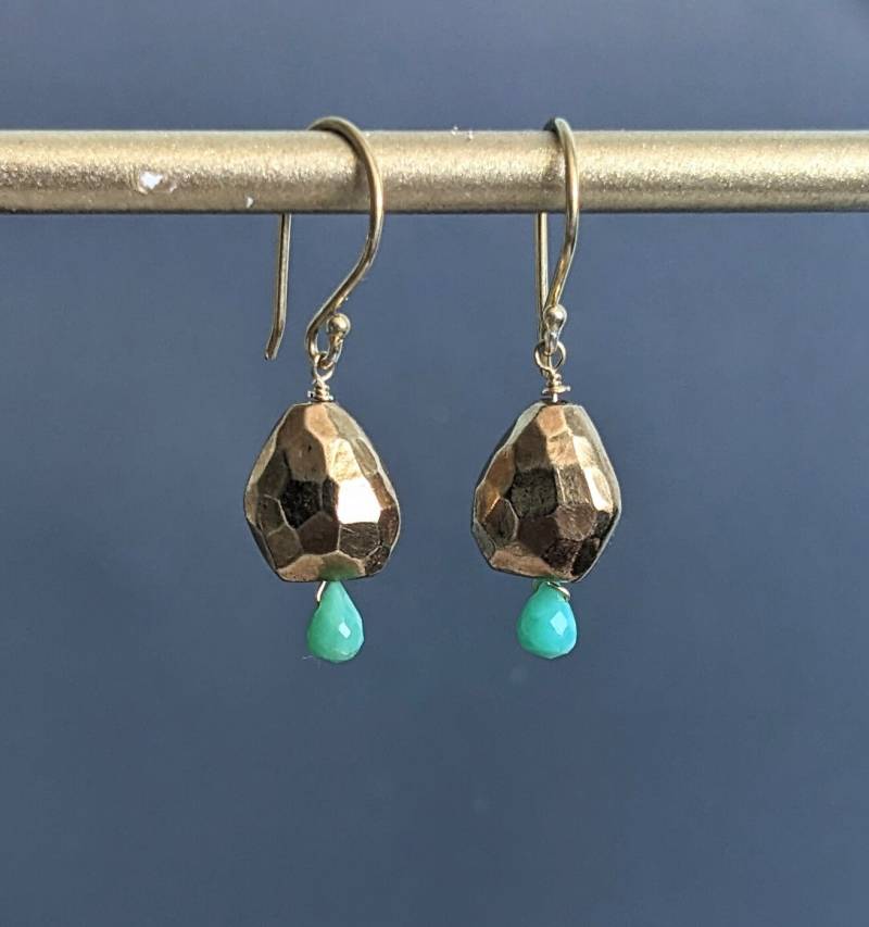 Gebürstete 24 K Gold Gefüllte Und Winzige Chrysopras-Tränen-Ohrringe, Hochzeitsschmuck, Handgemachter Schmuck, Geschenk Für Frau, Mutter, Schwester von GlamorousJewelry1