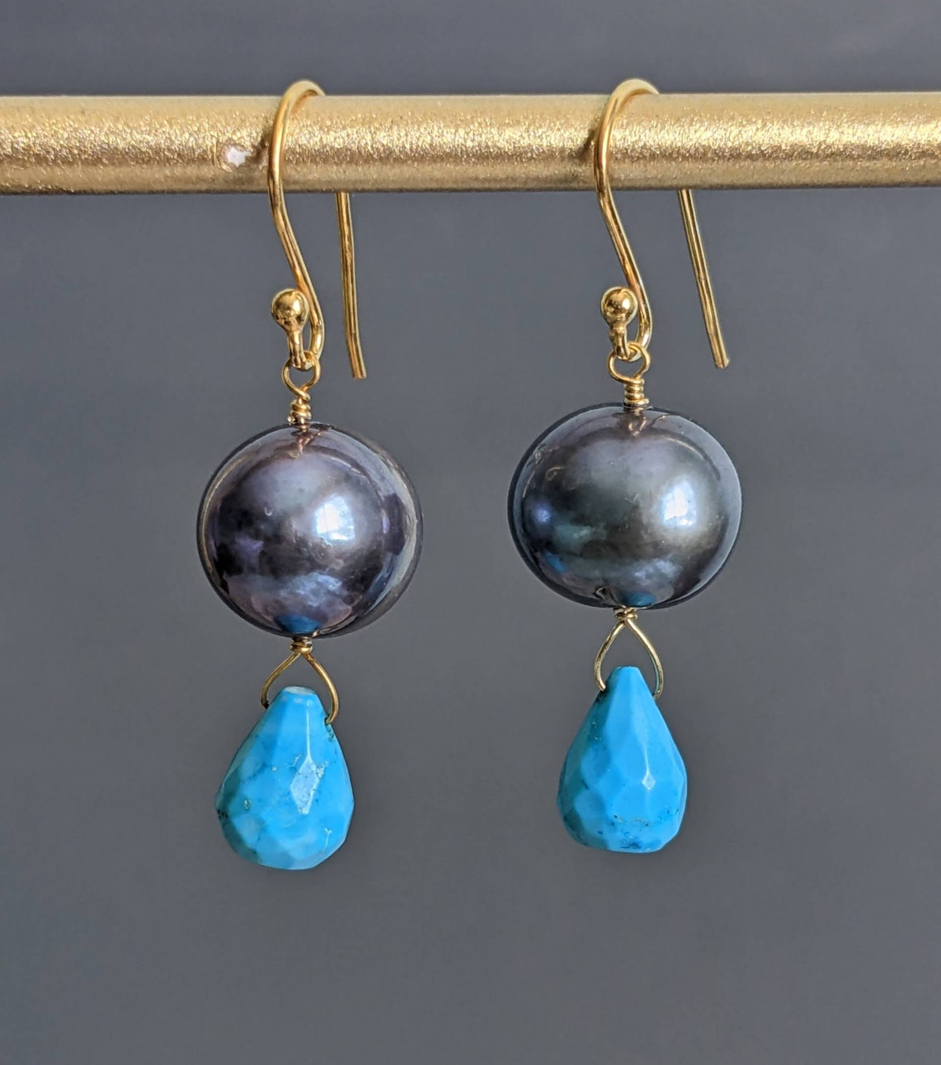 Graue Süßwasserperle Und Türkis Träne 24 K Gold Vermeil Ohrringe, Graublaue Brautschmuck, Juni Dezember Geburtsstein von GlamorousJewelry1