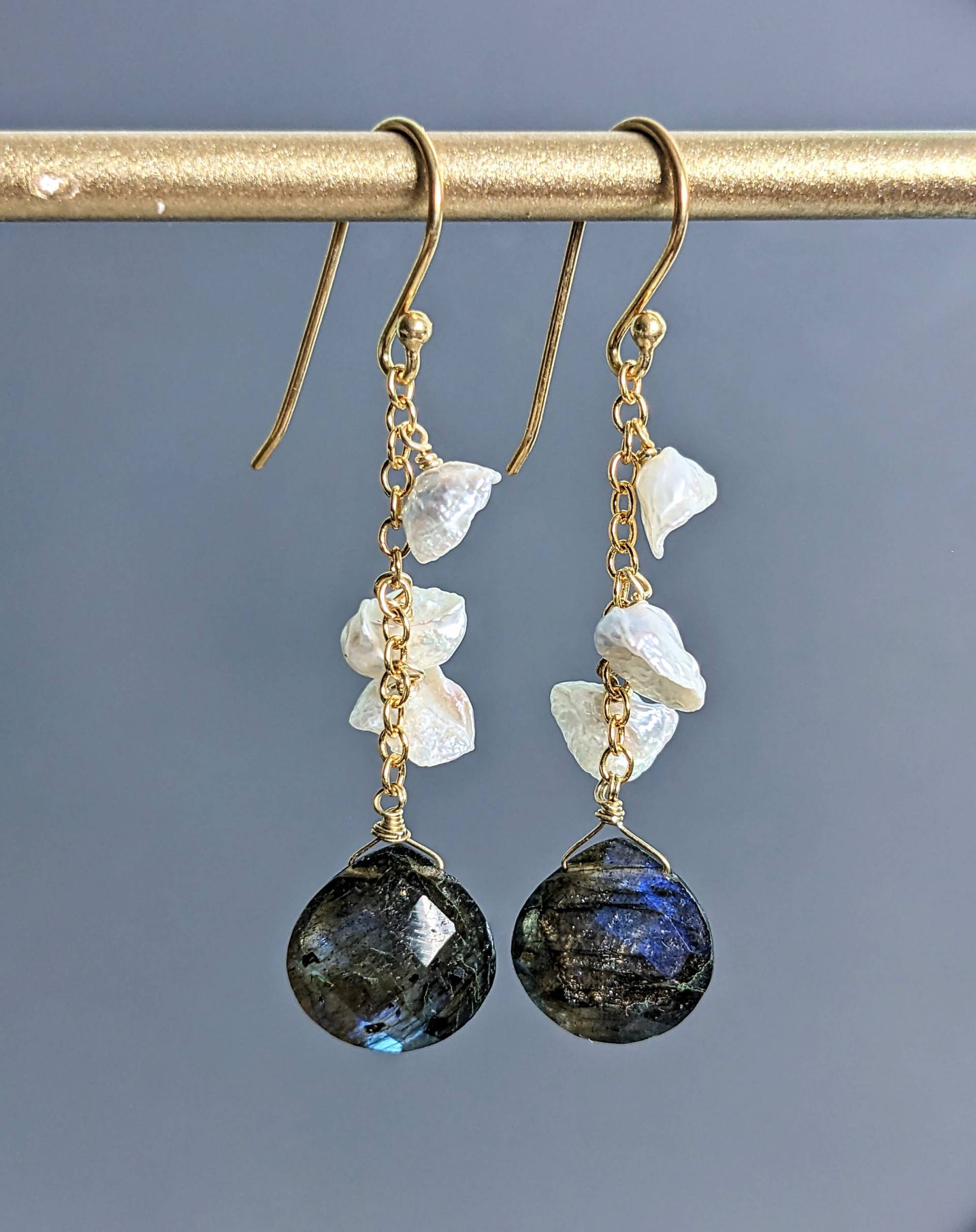 Labradorit Briolette, Keshi Perlen Ohrringe, 24 K Gold Gefüllt Vermeil, Lange Kette Teardrop Cluster Juni Geburtsstein, Geschenk Für Frau Labradorit Briolette, Keshi Perlen Ohrringe, 24 K Gold Gefüllt Vermeil, Lange Kette Teardrop Cluster Juni Geburtsstein, Geschenk Für Frau von GlamorousJewelry1