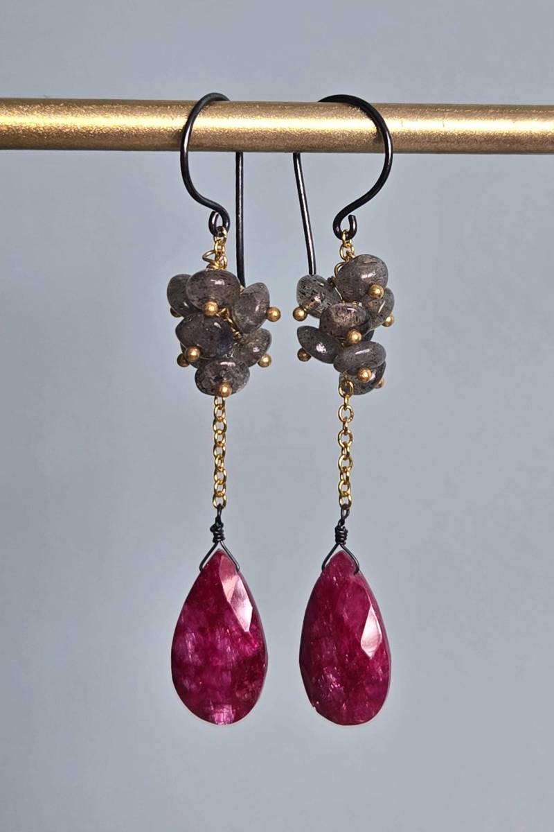 Labradorit Und Ryby Briolette Facettierte Ohrringe, 24 K Gold Filled Oxidiertes Sterling Silber, Teardrop Cluster Lange Juli Birthstone von GlamorousJewelry1