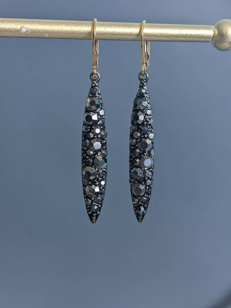 Lange Dünne Ohrringe, Langer Speerohrring, 24K Gold Filled Transparente Metallic Pave Swarovski Kristallohrringe von GlamorousJewelry1