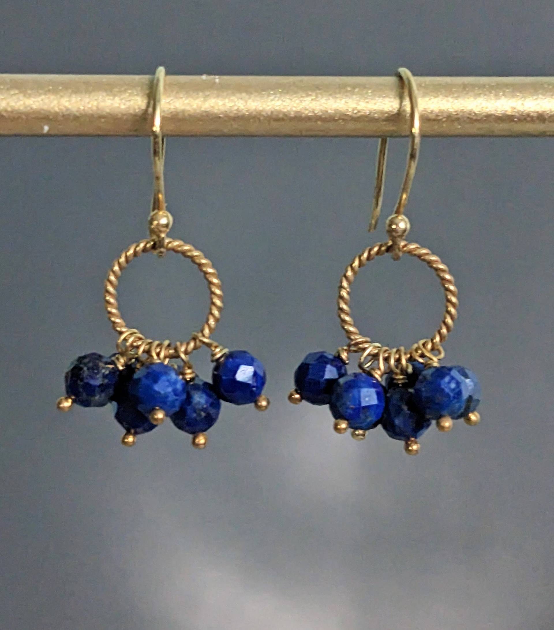 Lapis Lazuli Cluster Ohrringe, 24 K Gold Filled, Kobalt Edelstein September Birthstone Lapis Lazuli Cluster Ohrringe, 24 K Gold Filled, Kobalt Edelstein September Birthstone von GlamorousJewelry1