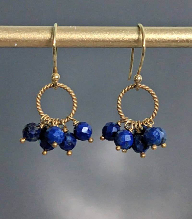 Lapis Lazuli Cluster Ohrringe, 24 K Gold Filled, Kobalt Edelstein September Birthstone von GlamorousJewelry1