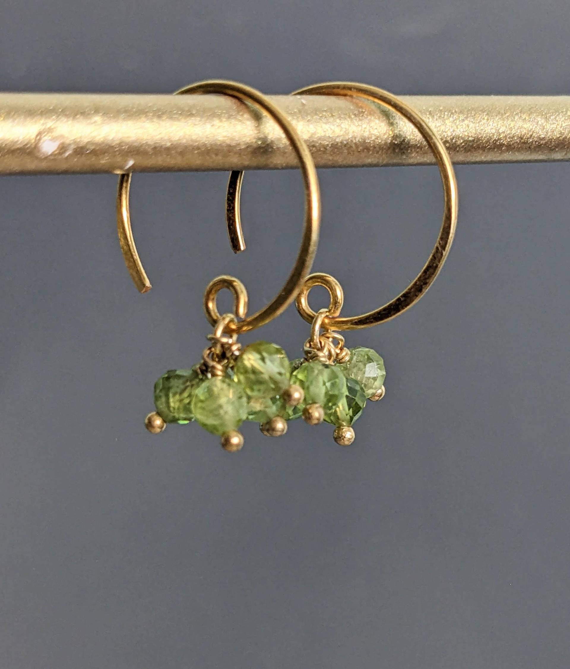 Peridot Hoop Cluster 24 K Gold Gefüllte Sterling Silber Vermeil Ohrringe, Kleine Einfache Winzige Baumelnde Zierliche Brautohrringe, August Peridot Hoop Cluster 24 K Gold Gefüllte Sterling Silber Vermeil Ohrringe, Kleine Einfache Winzige Baumelnde Zierliche Brautohrringe, August von GlamorousJewelry1