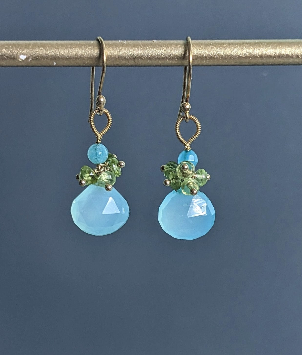 Peridot Und Aqua Blau Chalcedon Cluster 24 K Gold Filled Draht Ohrringe, Edelstein Brautjungfer, Boho, August Birthstone Schmuck Peridot Und Aqua Blau Chalcedon Cluster 24 K Gold Filled Draht Ohrringe, Edelstein Brautjungfer, Boho, August Birthstone Schmuck von GlamorousJewelry1