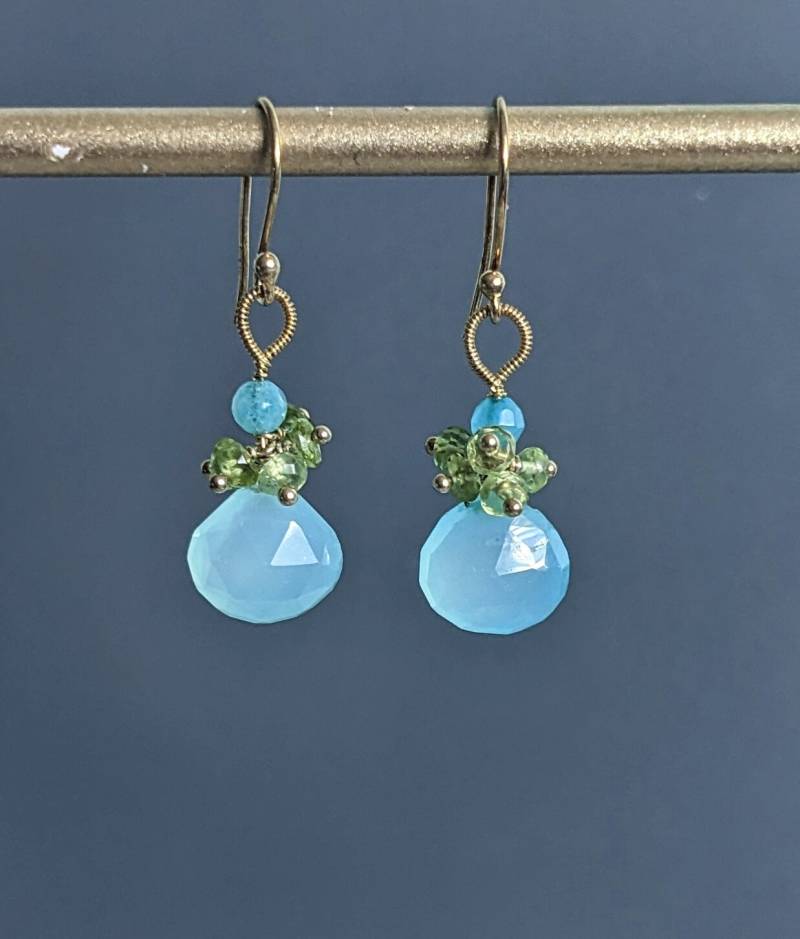 Peridot Und Aqua Blau Chalcedon Cluster 24 K Gold Filled Draht Ohrringe, Edelstein Brautjungfer, Boho, August Birthstone Schmuck von GlamorousJewelry1