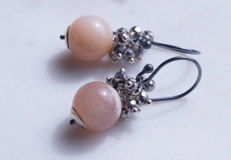 Pfirsich Mondstein Und Facettierter Pyrit Cluster Oxidierte Sterling Silber Ohrringe, Handgemacht, Hochzeit Brautschmuck, Juni Birthstone von GlamorousJewelry1