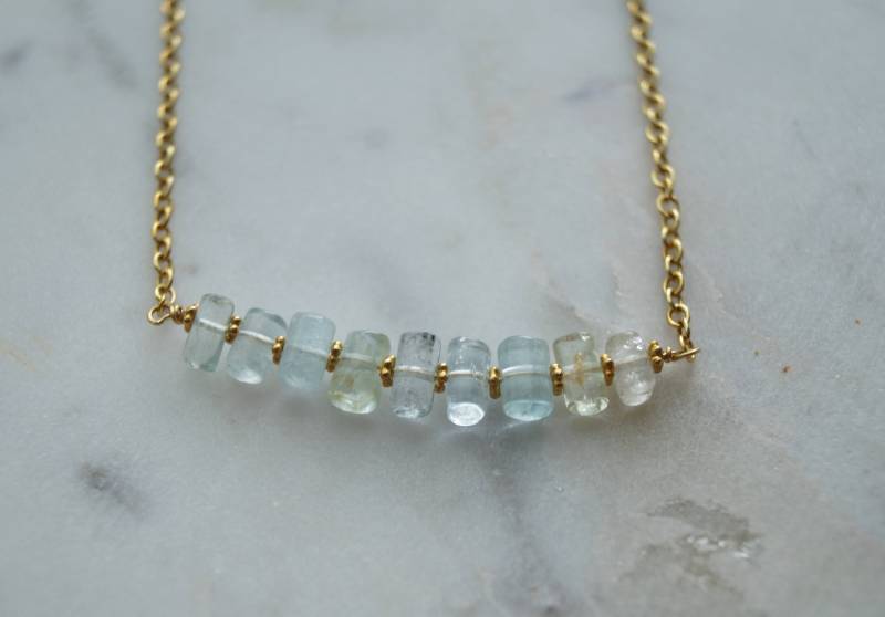 Rohe Aquamarin Goldkette, März Birthstone Halskette, Bead Bar Moderne Brautjungfer Hochzeitsschmuck, Edelstein Bar, Zierlich von GlamorousJewelry1