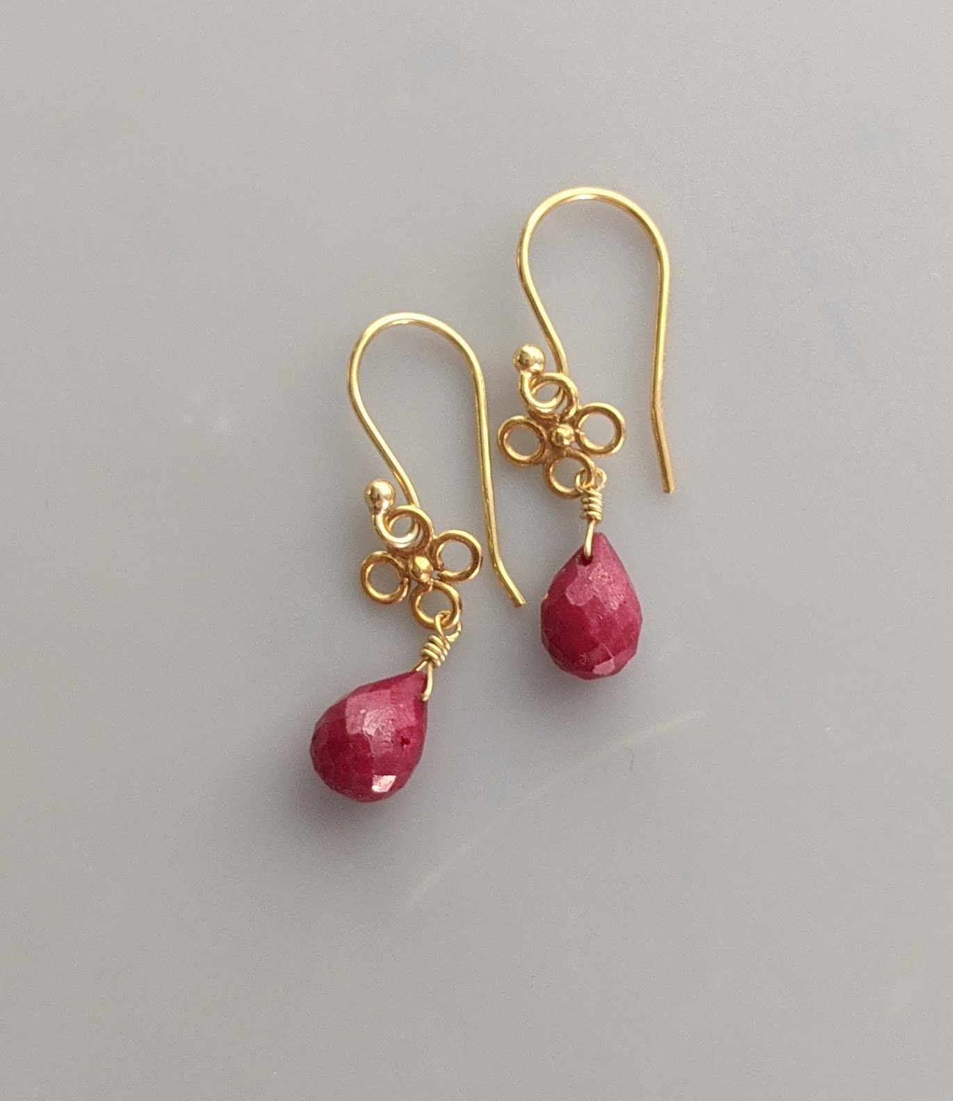 Rubin Ohrringe Gold Beere Rot Briolette, Geschenk Für Sie, 24 K Gefüllt Facettierte Teardrop Kronleuchter Ohrringe, Juli Geburtsstein von GlamorousJewelry1