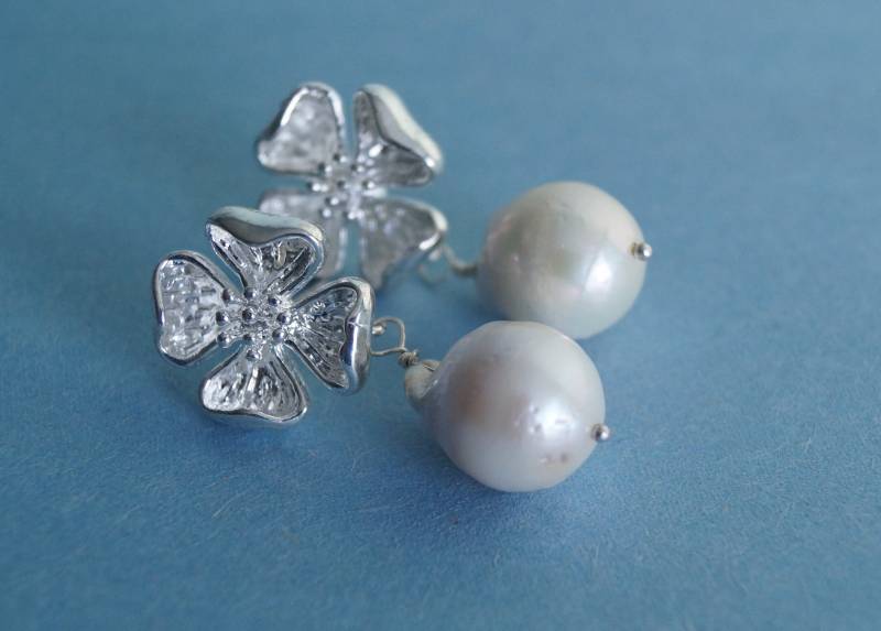 Silber Floral Perle Ohrstecker, Weiße Barock Süßwasserperle Juni Geburtsstein, Geschenk Für Mutter von GlamorousJewelry1