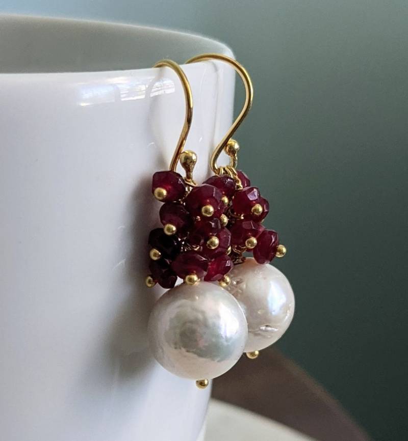 Rubin Jade Und Perle Cluster Ohrringe, 24 K Gold Gefüllt, Braut Juni Geburtsstein, Weiße Rote Geschenk Für Mutter Frau von GlamorousJewelry1