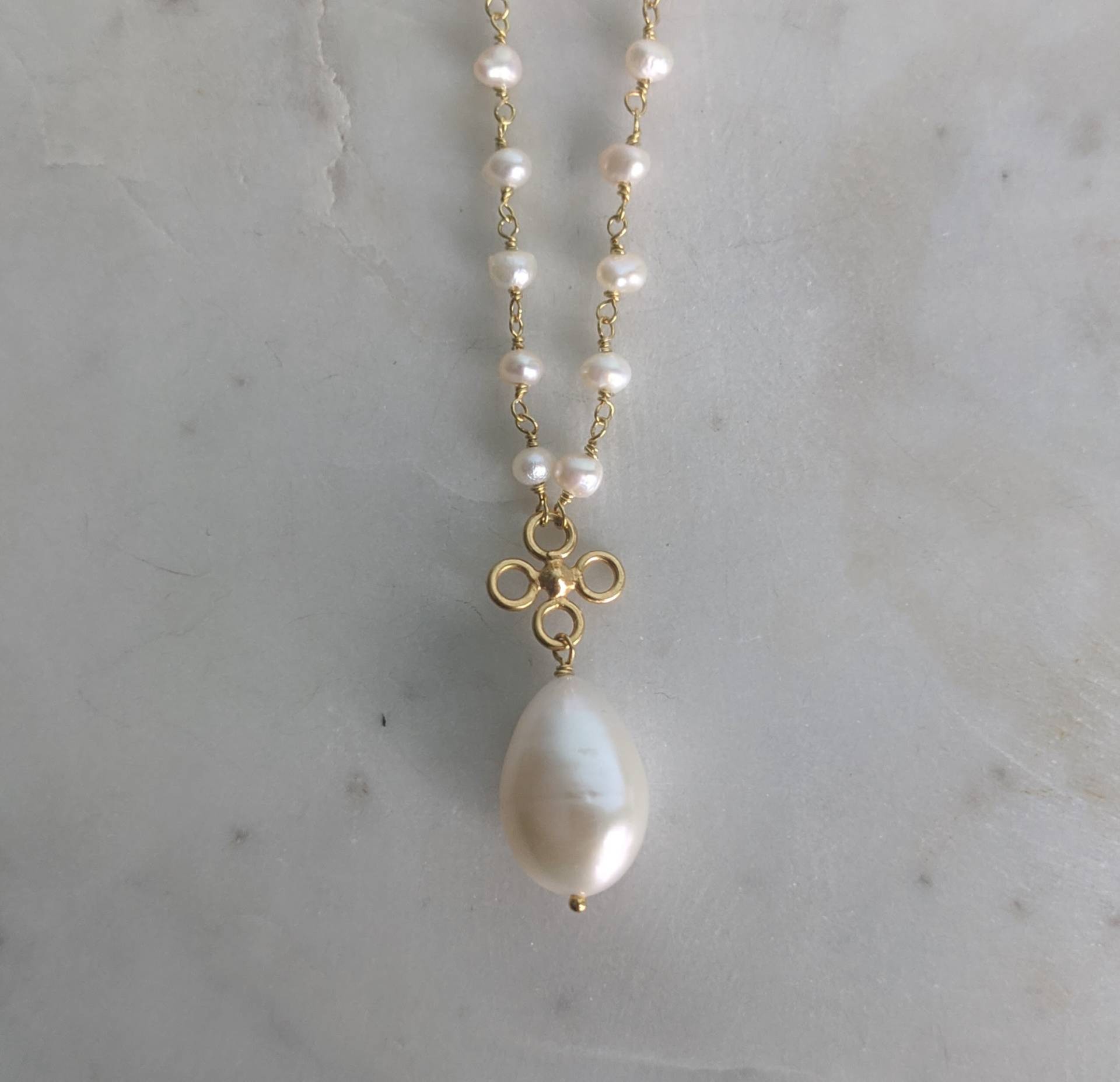 Weiße Barock Perle 24 K Gold Filled Draht Halskette, Charm Kette, Moderner Brautschmuck, Hochzeit Am Strand, Juni Geburtsstein Weiße Barock Perle 24 K Gold Filled Draht Halskette, Charm Kette, Moderner Brautschmuck, Hochzeit Am Strand, Juni Geburtsstein von GlamorousJewelry1