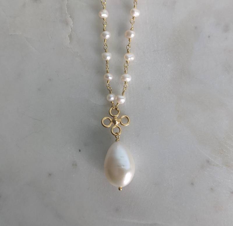 Weiße Barock Perle 24 K Gold Filled Draht Halskette, Charm Kette, Moderner Brautschmuck, Hochzeit Am Strand, Juni Geburtsstein von GlamorousJewelry1