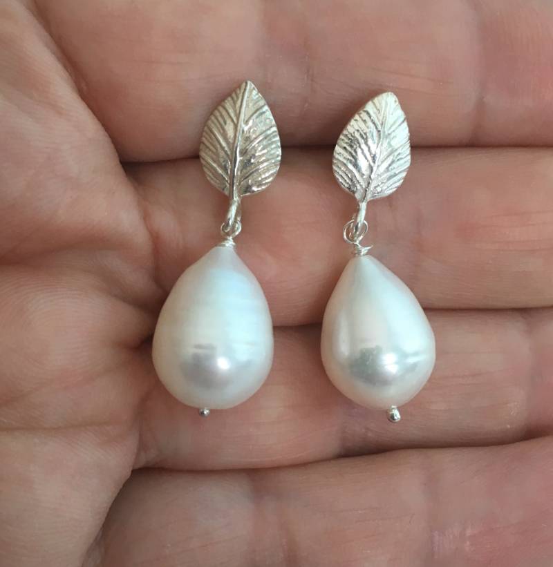 sterling Silber Blatt Barock Perle Ohrstecker, Teardrop Post Ohrringe, Hochzeitsohrringe, Juni Birthstone von GlamorousJewelry1