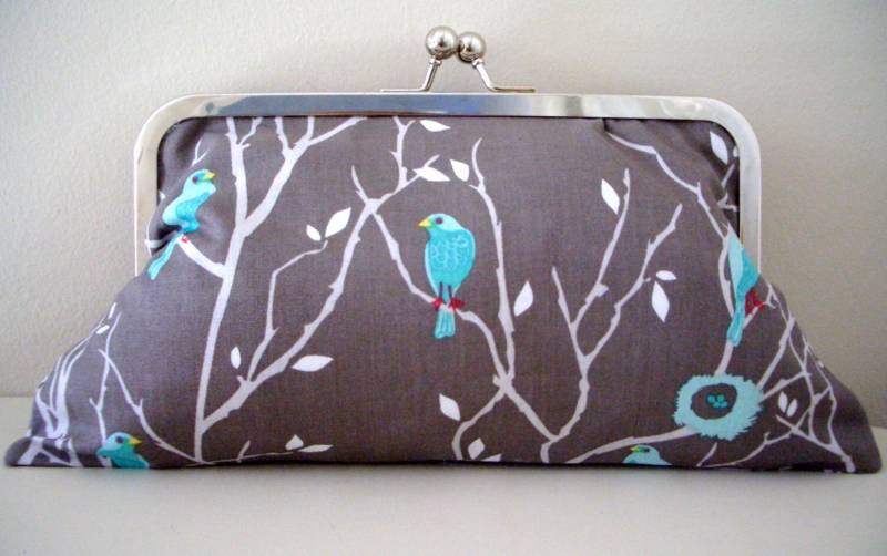 Graue Clutch, Woodland Bird Bedruckter Baumwollstoff in Grau von GlamourPurse